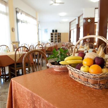 Hotel Milan Росолина Маре Екстериор снимка