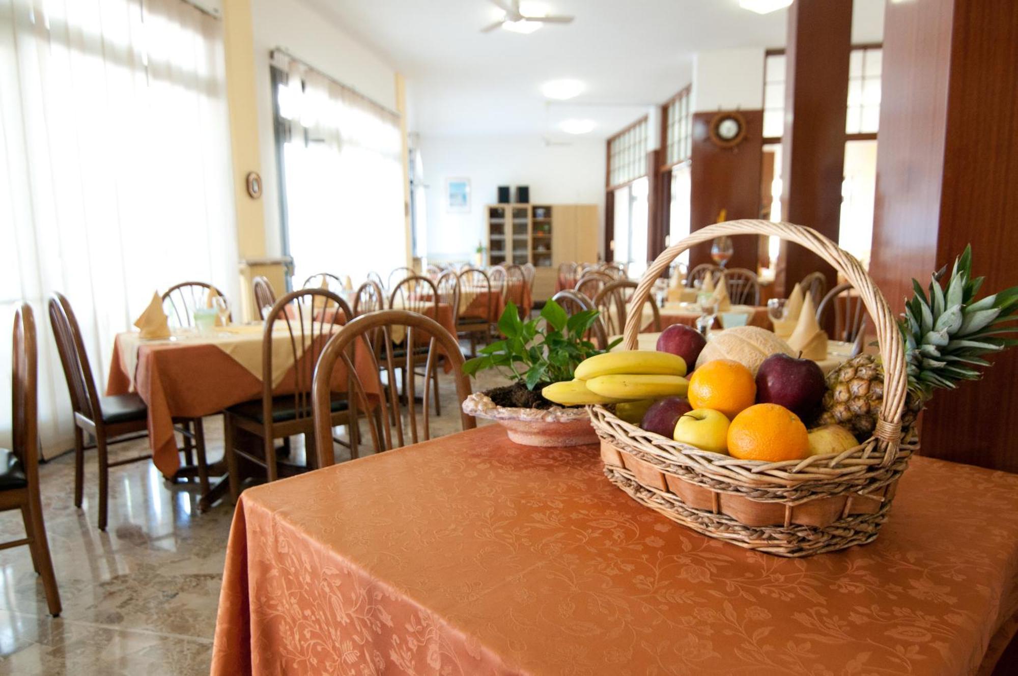 Hotel Milan Росолина Маре Екстериор снимка