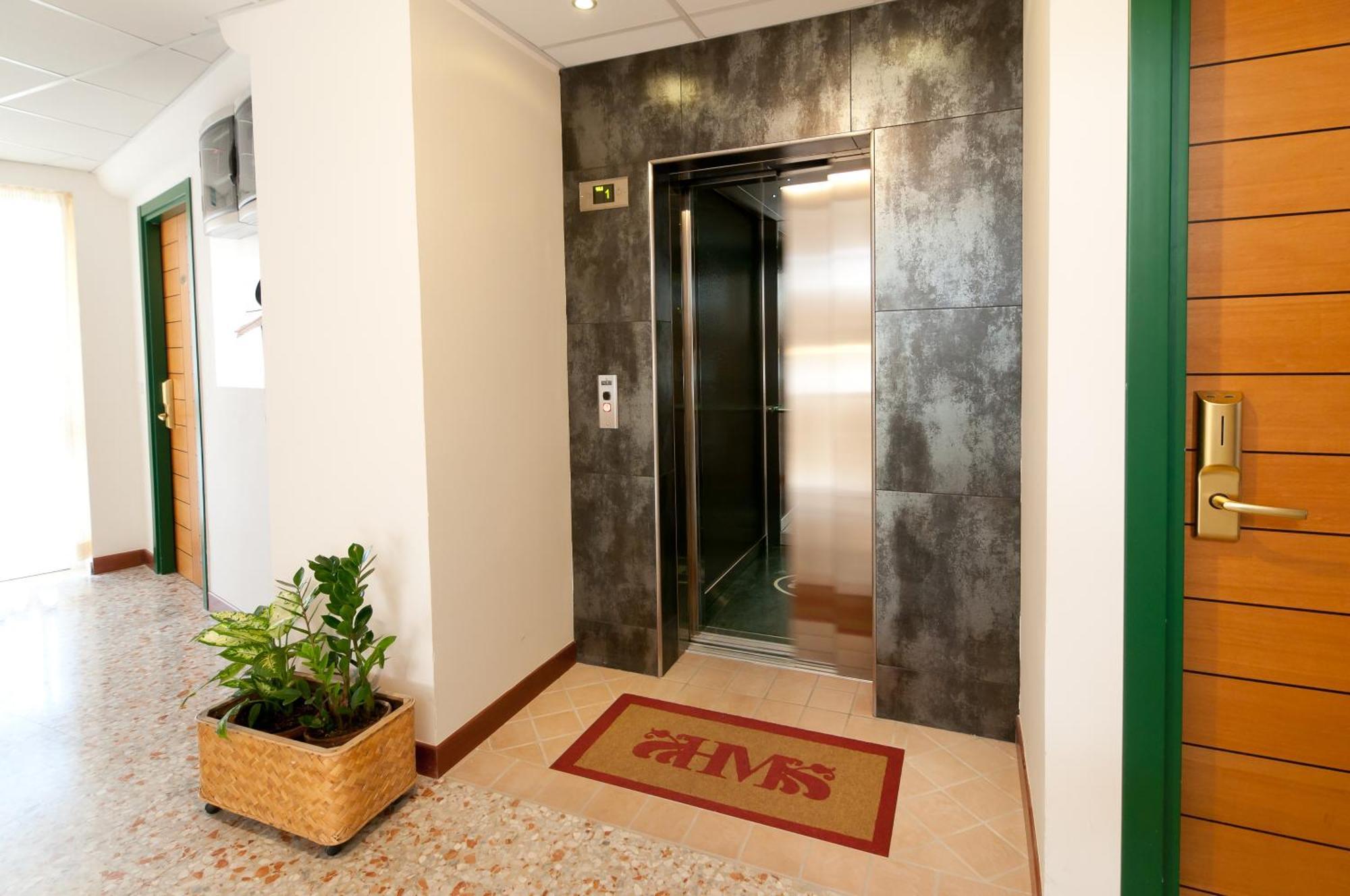 Hotel Milan Росолина Маре Екстериор снимка